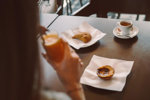 Donna che mangia la colazione alla caffetteria