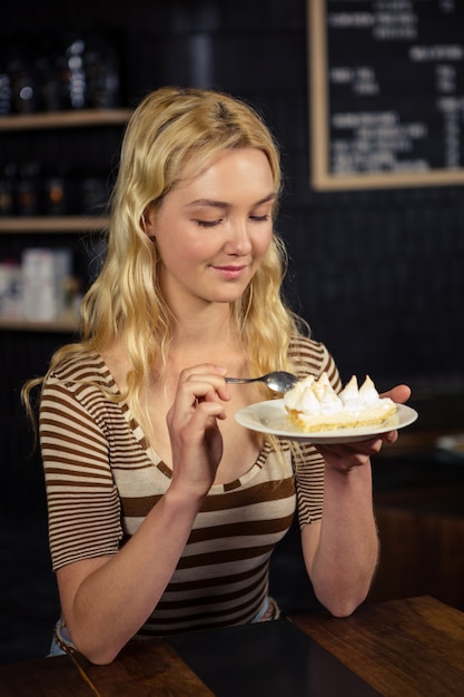 Donna che mangia una torta