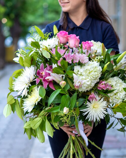 Donna che mantiene un bel mazzo di fiori