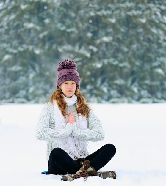 donna che medita al parco in inverno