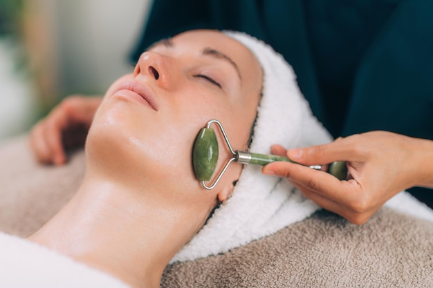 Donna che mente per un trattamento di bellezza alla spa