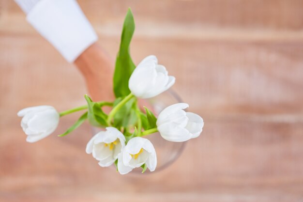 Donna che mette i fiori in un vaso