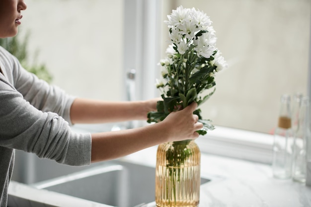 Donna che mette i fiori in vaso