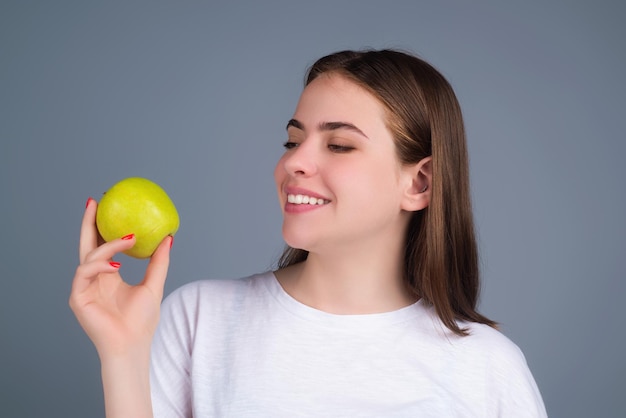 Donna che morde mela saporita donna che mangia mela ritratto in studio mattina colazione donna con te sano