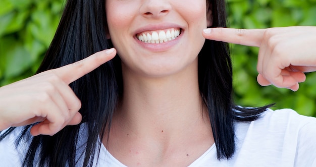 Donna che mostra i suoi denti perfetti