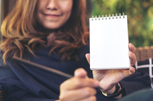 donna che mostra notebook