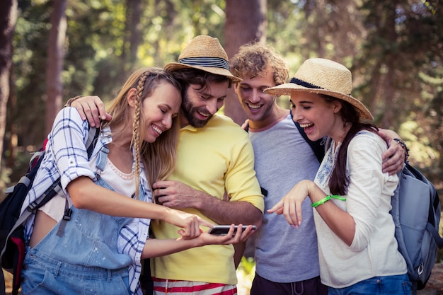 Donna che mostra telefono cellulare agli amici