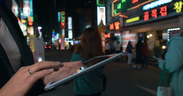 Donna che naviga nel web su pad nella notte seoul corea del sud