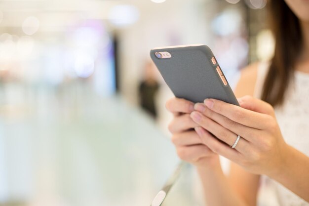 Donna che naviga sul telefono