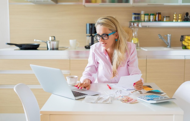 Donna che organizza contabilità personale e finanze