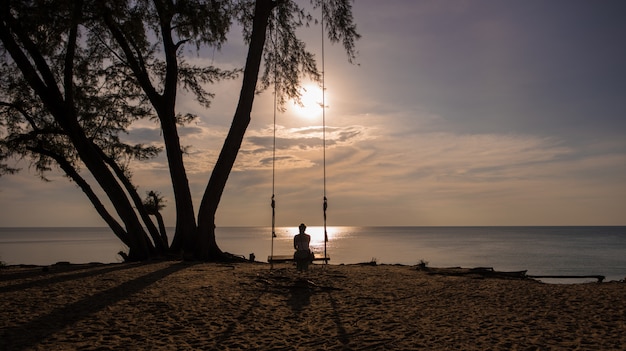 Donna che oscilla sulla spiaggia, Tailandia.