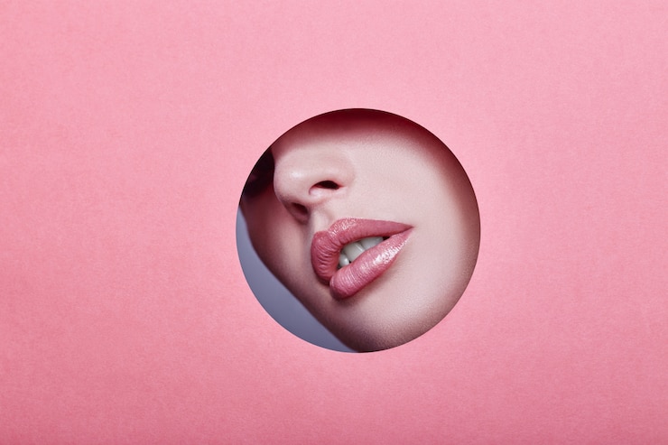 Foto donna che osserva nel buco, trucco bello brillante