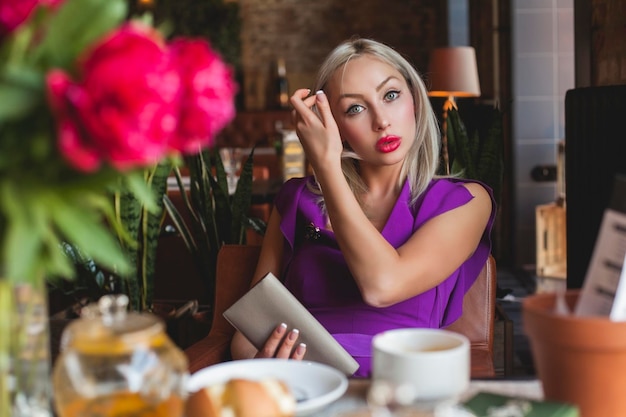 Donna che paga in un ristorante