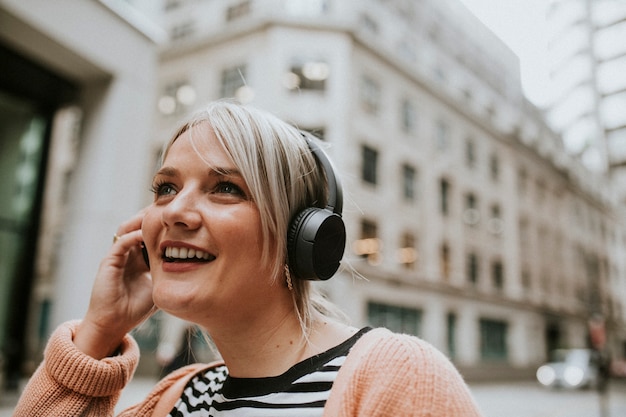 Donna che parla al telefono a Londra