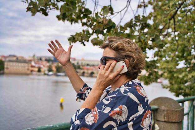 Donna che parla al telefono vicino al fiume