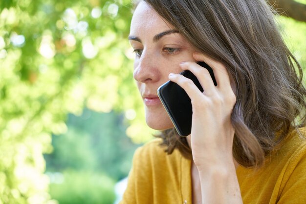 Donna che parla per telefono