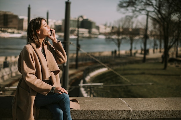 Donna che parla sul telefono cellulare