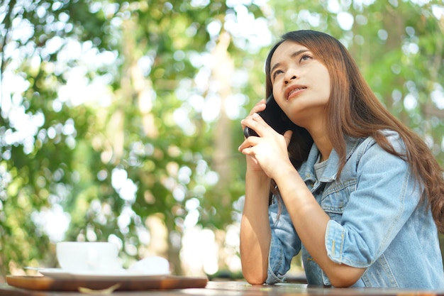 Donna che pensa intensamente mentre i profitti diminuiscono nel caffè