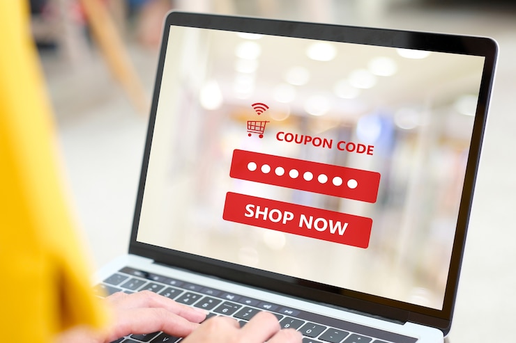 Foto donna che per mezzo del computer portatile con il buono di sconto sullo schermo