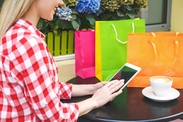 Donna che per mezzo del computer portatile per lo shopping online. Concetto di primo piano.