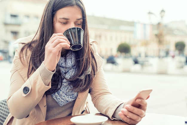 Donna che per mezzo del suo telefono astuto