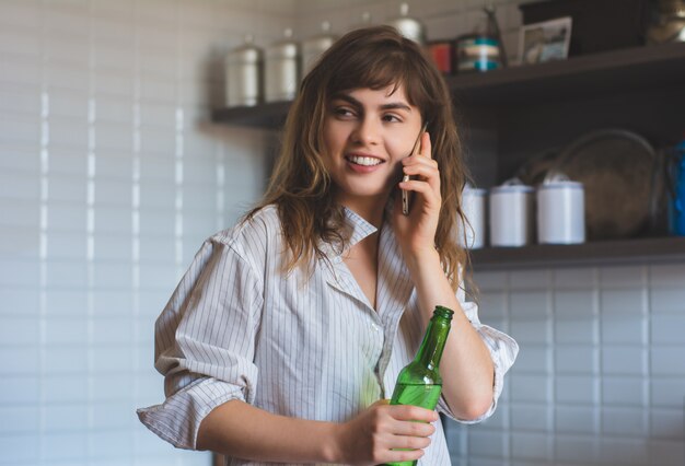 Donna che per mezzo del suo telefono cellulare