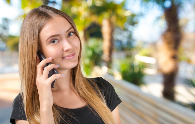 Donna che per mezzo del telefono cellulare