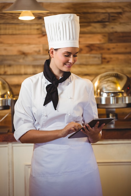 Donna che per mezzo di un tablet