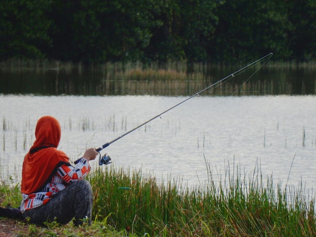 Donna che pesca nel lago
