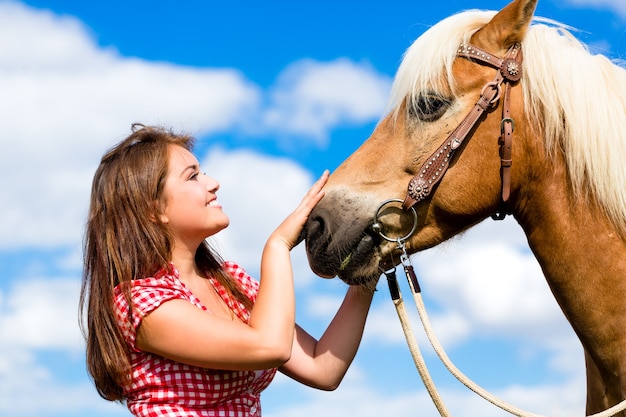 Donna che petting cavallo su pony farm