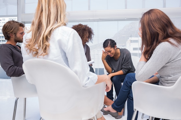 Donna che piange alla terapia di gruppo