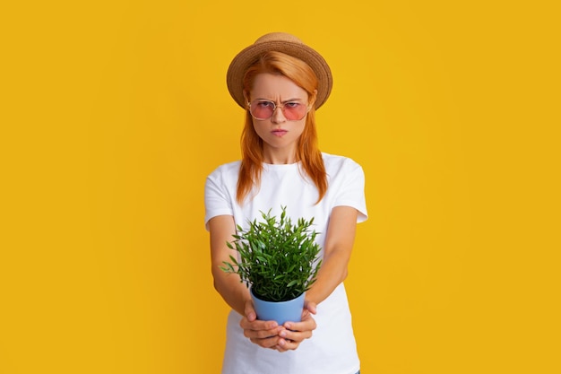 Donna che pianta fiori in vaso Concetto di piantagione di fiori di giardinaggio Donna o giardiniere che pianta fiore