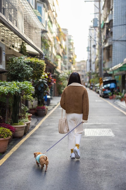 Donna che porta un cane in città