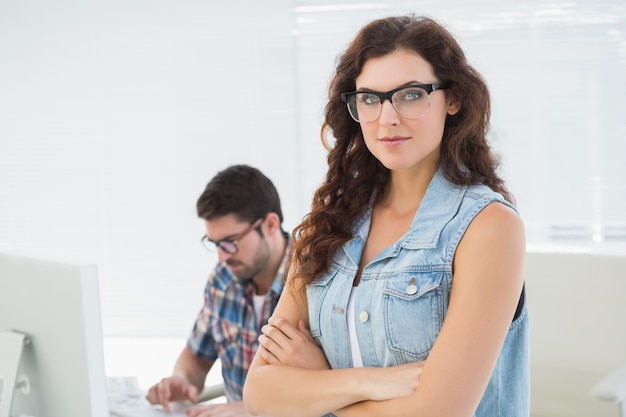 Donna che posa davanti al suo collega