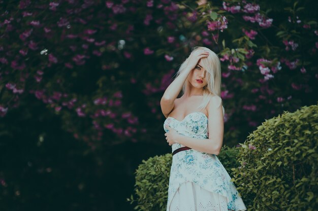 Donna che posa per una foto in un giardino