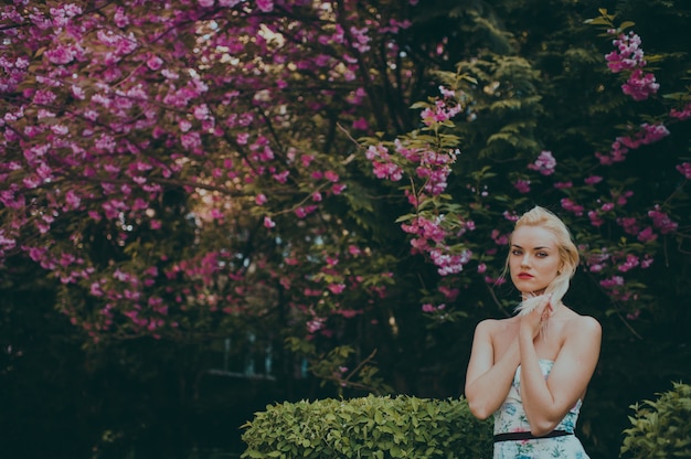 Donna che posa per una foto in un giardino