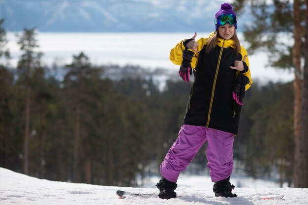 Donna che posa su uno snowboard