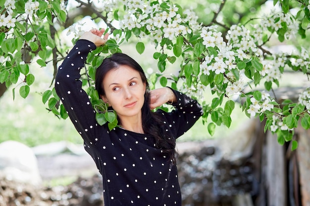 Donna che pratica la meditazione spirituale del respiro all'esterno Concetto di salute mentale del lavoro di respirazione Stile di vita benessere Collegamento con la natura