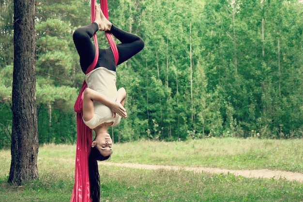 Donna che pratica yoga aereo o antigravitazionale