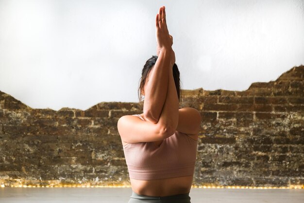 Donna che pratica yoga asana al chiuso