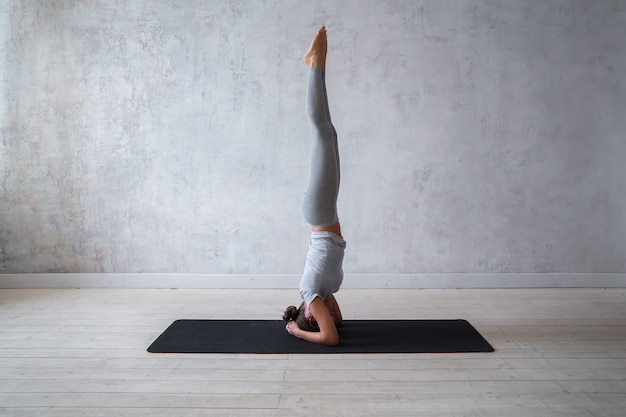 Donna che pratica yoga avanzato.