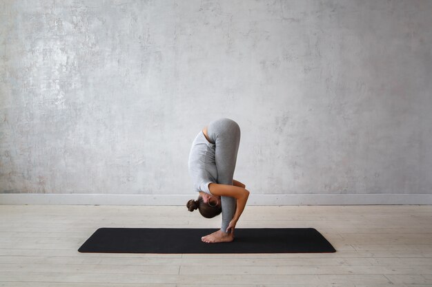 Donna che pratica yoga avanzato.