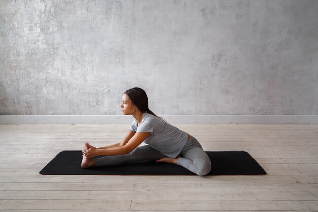 Donna che pratica yoga avanzato.