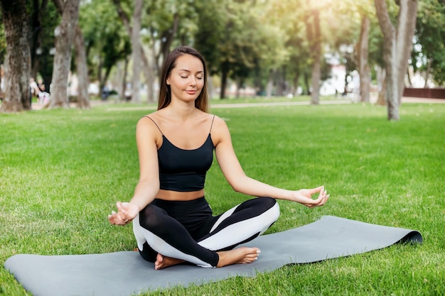 donna che pratica yoga durante l'allenamento nel parco Stile di vita sano Esercizio fisico in natura