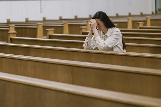 Donna che prega Dio in chiesa