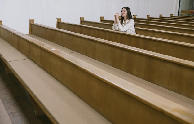 Donna che prega Dio in chiesa