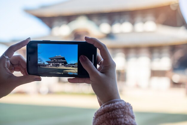 Donna che prende foto da Smartphone al tempio di Todaiji