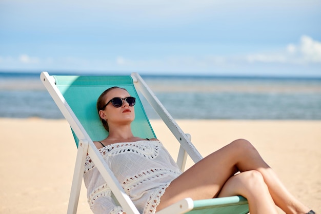 Donna che prende il sole sulla spiaggia