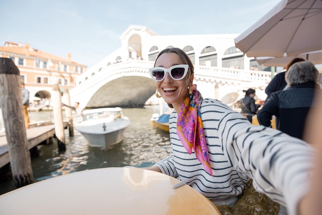 Donna che prende selfie al caffè all'aperto a Venezia Italia