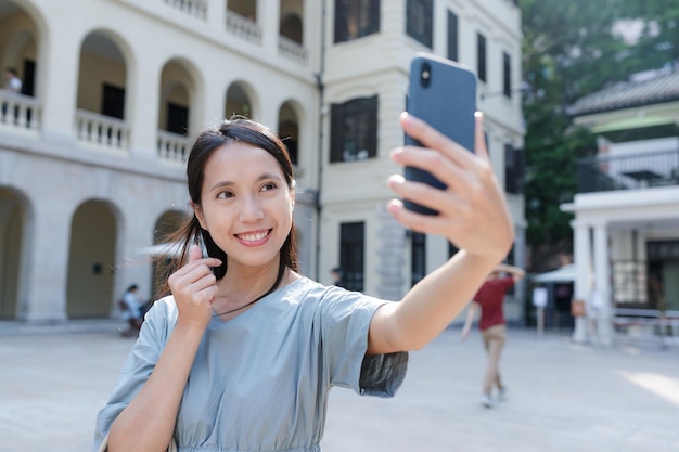 Donna che prende selfie con il cellulare